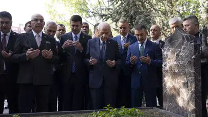 Devlet Bahçeli, Alparslan Türkeş'in kabrini ziyaret etti