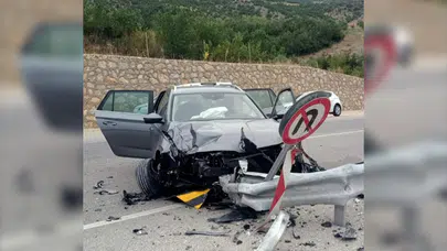 Tokat'ta otomobil bariyerlere çarptı