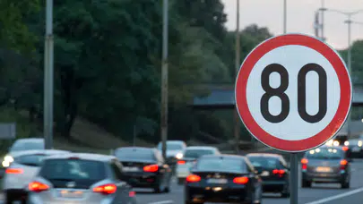 Bakan Yerlikaya açıkladı: Hız levhaları tekrar gözden geçirilecek