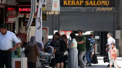 İranlı turistlerden Van esnafına bayram hediyesi: Hem alışveriş yaptılar hem turizmi canlandırdılar