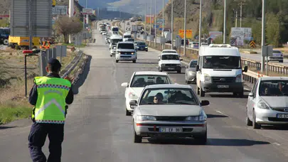'Kilit Kavşak' alarmda! Bayram trafiği Kırıkkale'de yoğunlaştı
