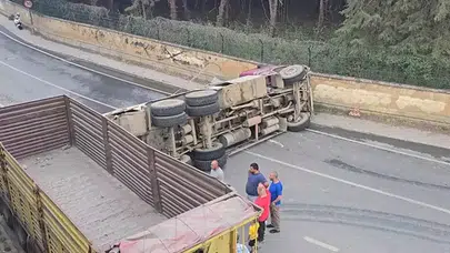 Su tankeri kontrolden çıktı, sürücü sıkıştı