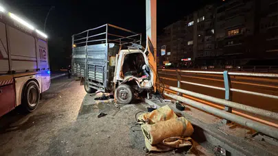 Kocaeli'de feci kaza! Kamyonet, yön tabelasına çarptı