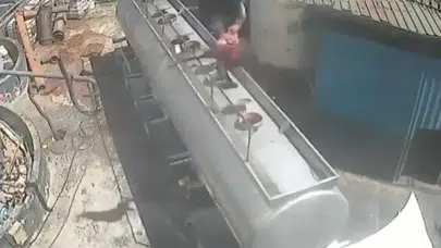Nizip’te ayçiçek yağı fabrikasında korkutan patlama: Bir işçi ağır yaralandı
