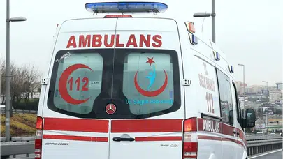 Balıkesir'de otomobil freni kilitlenen biçerdöverin altına girdi: 2 yaralı