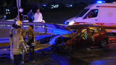 Bayrampaşa’da feci kaza: Otomobil refüje saplandı