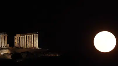 Çilek Dolunayı, Poseidon Tapınağı üzerinde yükseldi