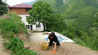 Sanatçı Kısmet Ekim Tekinbaş, İstanbul'u terk edip köyüne yerleşti!