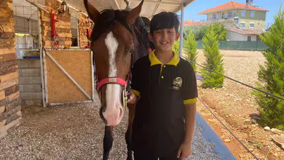 Antalya’da karne günü renkli görüntüler: Öğrenci okula atla gitti