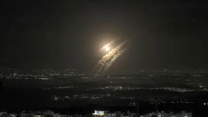 İran'dan füzelerle yeni misilleme: Tel Aviv'i vurdu!