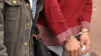 İzmir'de çatıda beze sarılı bebek ölü bulundu: Annesi tutuklandı!