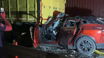 Sakarya'da korkunç kaza: Kamyona çarpan aracın sürücüsü can verdi
