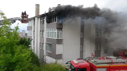 Kastamonu'da 4 katlı binada yangın! Daire alev alev yandı