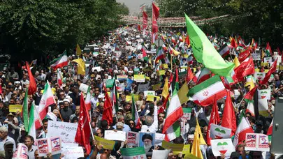 İran’da yüzbinler İsrail saldırılarını protesto etti