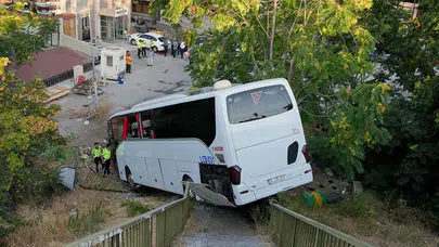 Maltepe'de servis otobüsü köprülü kavşaktan düştü