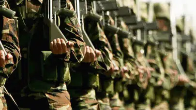 Erzurum’da askeri servis midibüsü devrildi: 13 yaralı