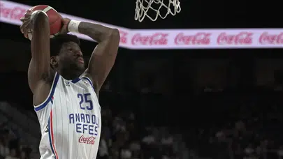 Anadolu Efes'te Daniel Oturu ile yollar ayrıldı