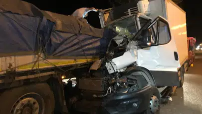 Uşak'ta feci kaza! Kamyonet, park halindeki tıra çarptı: 1 ölü, 1 yaralı