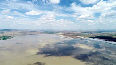Tuzla Gölü'nde hasat vakti: Tuz toplanıyor