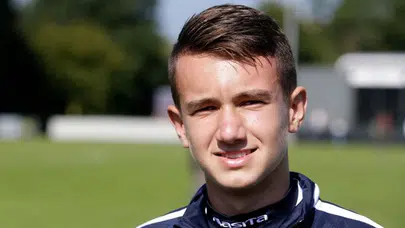 Wesley Sneijder'in oğlu Jessey, Hollanda ekibi Utrecht ile profesyonel sözleşme imzaladı
