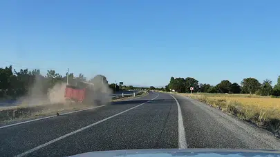 Lastiği patlayan kamyon devrilmekten kıl payı kurtuldu: İşte o anlar!