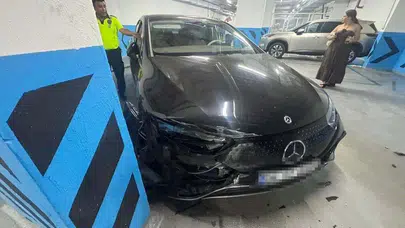 Çeşme'de bir vale, 7 milyonluk aracı duvara çarptı