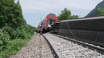 Almanya’da yolcu treni raydan çıktı
