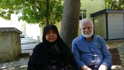 Kızıyla aldıkları evden atılan yaşlı çift cami avlusuna sığındı