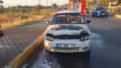 Balıkesir'de seyir halindeki otomobil alev alev yanmaya başladı