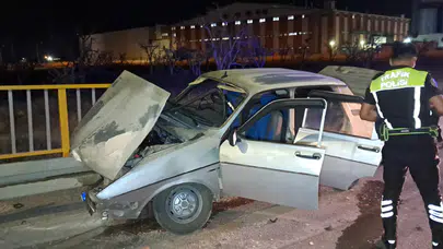 Karaman’da üst geçitte feci kaza! Otomobil bariyere ok gibi saplandı