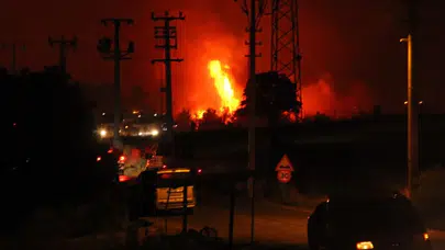 Buca’da tahliyeler başladı, alevler evlerin kapısında