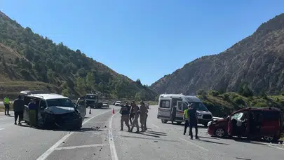 Erzincan'da korkunç kaza! İki araç çarpıştı: 1 çocuk hayatını kaybetti, 9 yaralı!