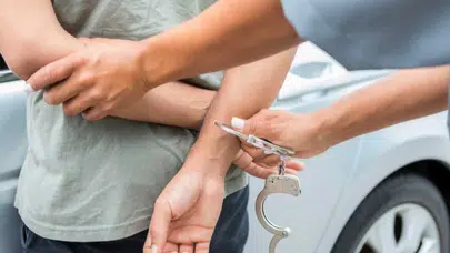 Gaziosmanpaşa’da düğün konvoyunda havaya ateş eden şüpheli silahla yakalandı!