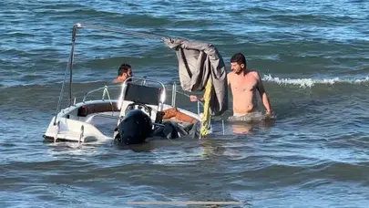 Atakum sahilinde panik anları: Denize açılan tekne alabora oldu