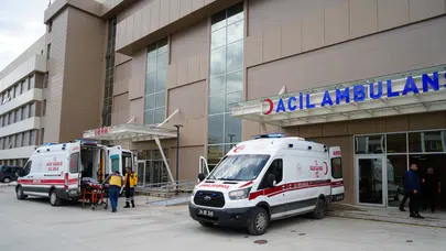 Erzincan'da işçilerin üzerine inşaat kalıbı düştü!