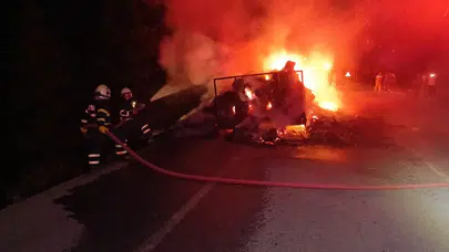 Bilecik'te panik! Traktörün römorkundaki saman balyaları alev topuna döndü!