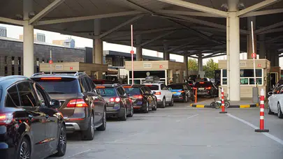 Türkiye'ye akın! Sınırda tarihi kalabalık