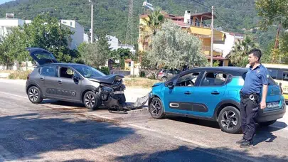 Balıkesir'de iki araç kafa kafaya çarpıştı! 5 kişi yaralandı