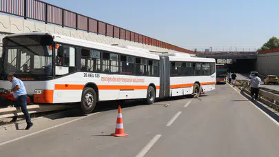 Eskişehir’de belediye otobüsü bariyerde askıda kaldı! Trafik felç oldu