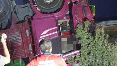 Domates yüklü kamyon takla attı! 1 ölü
