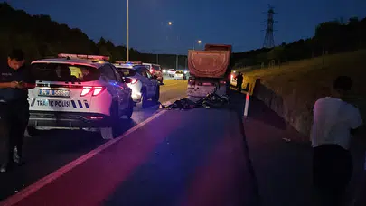 Emniyet şeridinde can pazarı: Motosiklet kamyona çarptı, genç sürücü hayatını kaybetti