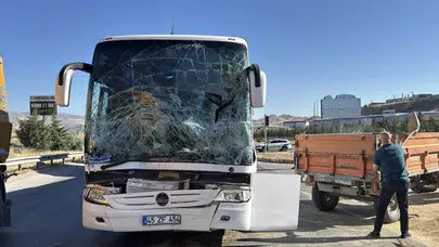 Kırıkkale'de yolcu otobüsü ile traktör çarpıştı: 4 yaralı!