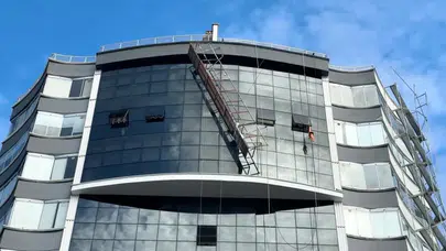 İskelenin halatı koptu, işçiler havada asılı kaldı!