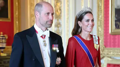 Kate Middleton kraliyete geri döndü! Devlet ziyafetinde Prenses Diana'nın tacını taktı