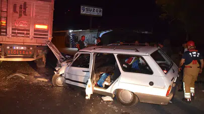 Manisa'da korkunç kaza! Otomobil, tıra çarptı: 2 yaralı!