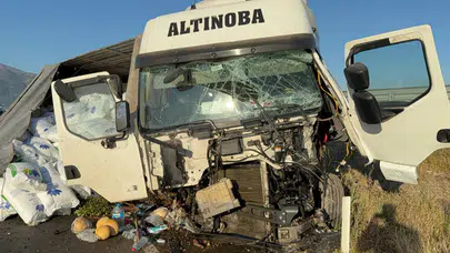 Afyonkarahisar'da korkunç kaza: Bariyerlere çarpan tır devrildi