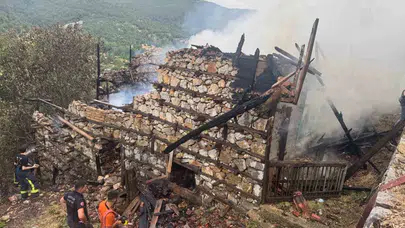 Antalya Akseki’de anız yangını felakete dönüştü: 100 yıllık düğmeli evler küle döndü