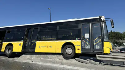 Fatih’te İETT otobüsü bariyerlerde asılı kaldı