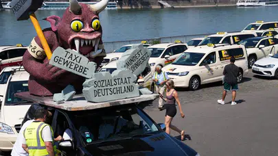Almanya'da taksicilerden protesto!