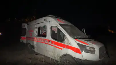 Elazığ'da hasta taşıyan ambulans dehşet saçtı: 2 yaralı!